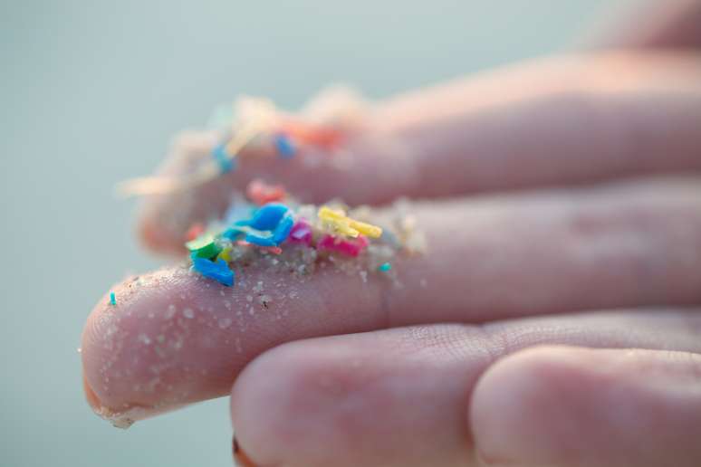 Microplásticos estão presentes do fundo do oceano às nuvens, dizem cientistas 