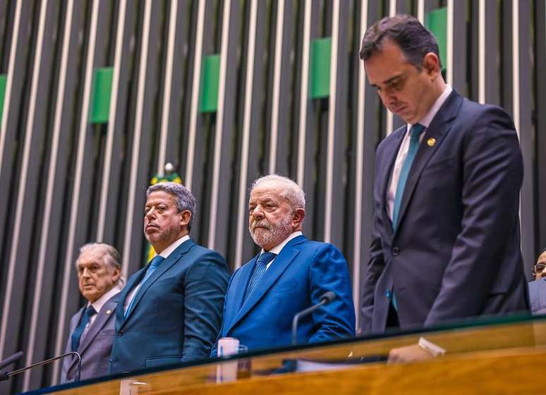 Lula ao lado dos presidentes da Câmara, Arthur Lira (à esquerda), e do Senado, Rodrigo Pacheco (à direita) em cerimônia no Congresso Nacional