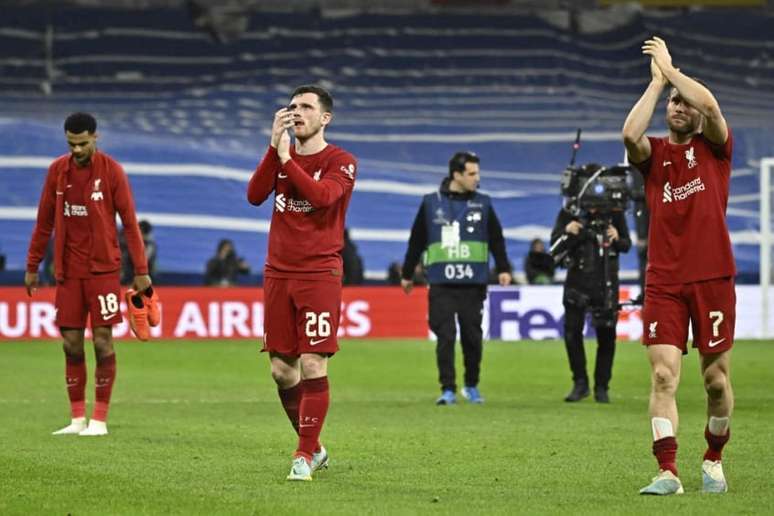 Jogadores do Liverpool agradecem presença da torcida no setor visitante do Bernabéu (Foto: JAVIER SORIANO / AFP)