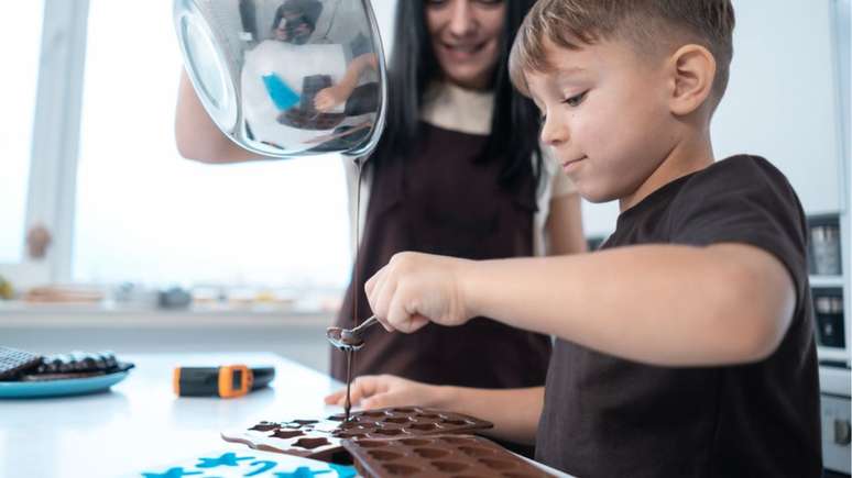 É possível preparar o verdadeiro chocolate em casa seguindo apenas alguns passos