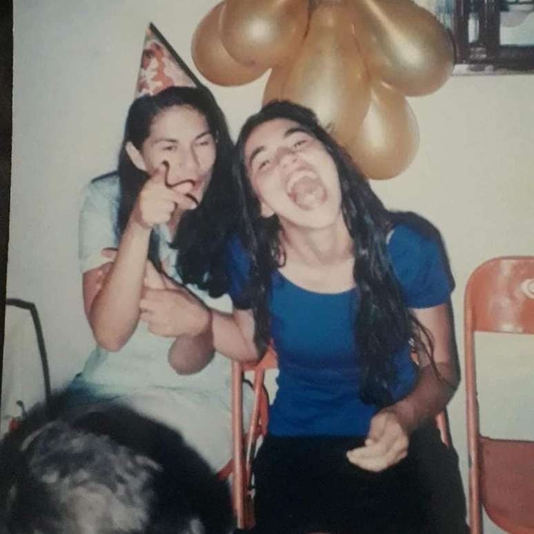 Mãe e filha em uma festa de aniversário