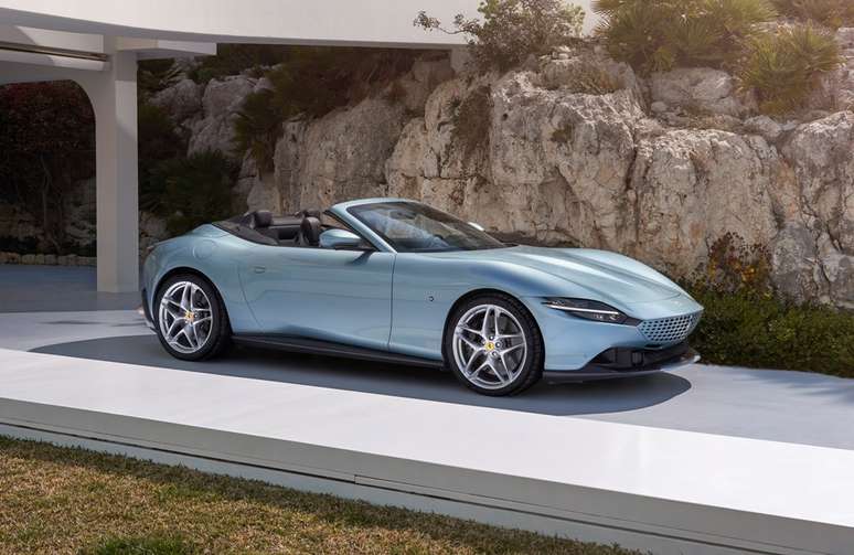 Ferrari apresenta Roma Spider, seu conversível mais acessível.