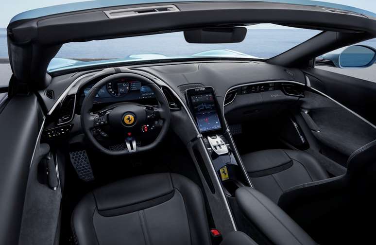 Ferrari apresenta Roma Spider, seu conversível mais acessível.