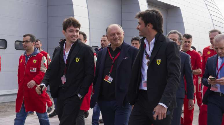 Fred Vasseur com Charles Leclerc e Carlos Sainz - recuperação da Ferrari passa por eles
