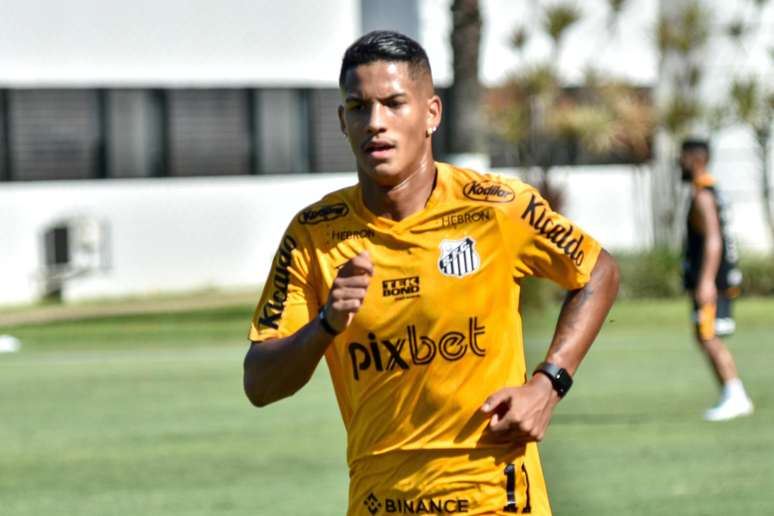 Ângelo faz treino no CT do Santos