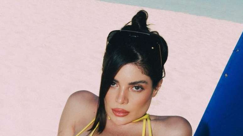 Gkay shows slim bikini body and receives praise on the web