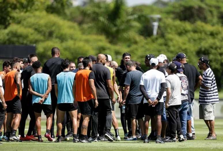Torcedores invadem CT do Corinthians e interrompem treino; clube aciona a polícia