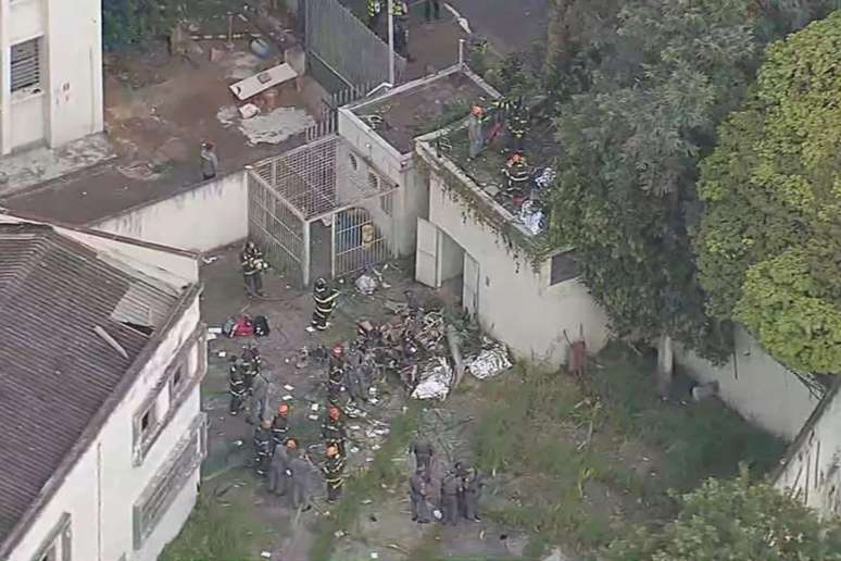 Destroços caiu no terreno de um depósito