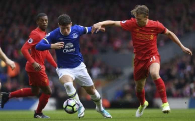 Lucas Leiva pelo Liverpool (Foto: Paul ELLIS / AFP)