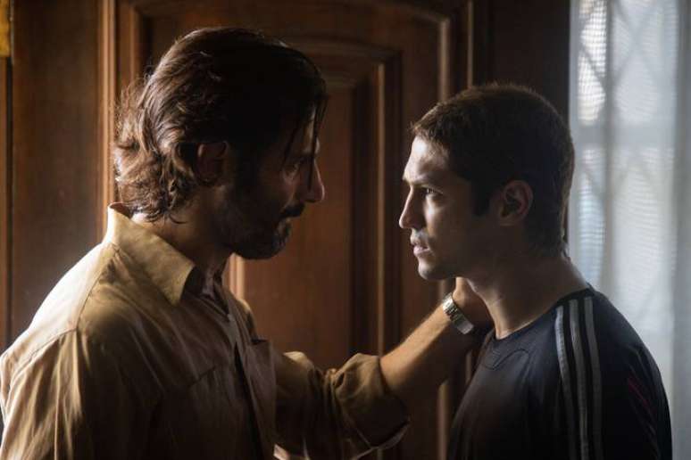 Flávio Tolezani e Gabriel Leone como Victor e Pedro em cena da segunda temporada de 'Dom'.