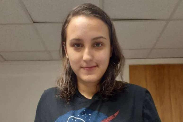 Alice encontrou nas redes sociais uma forma de se conectar com outras pessoas que compartilham da mesma realidade que ela