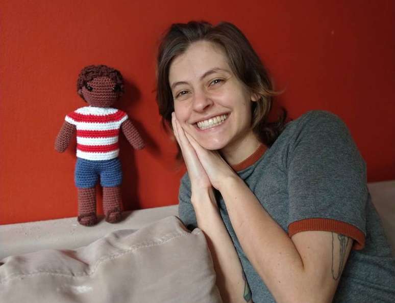 Aline Provensi, psic&oacute;loga especialista em TEA, acredita que a socializa&ccedil;&atilde;o das mulheres leva &agrave; camuflagem dos sintomas, o que dificulta a identifica&ccedil;&atilde;o