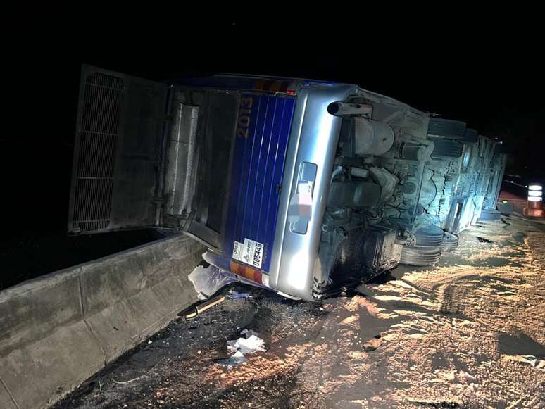 Ônibus tombou após motorista perder o controle em curva em rodovia de SP