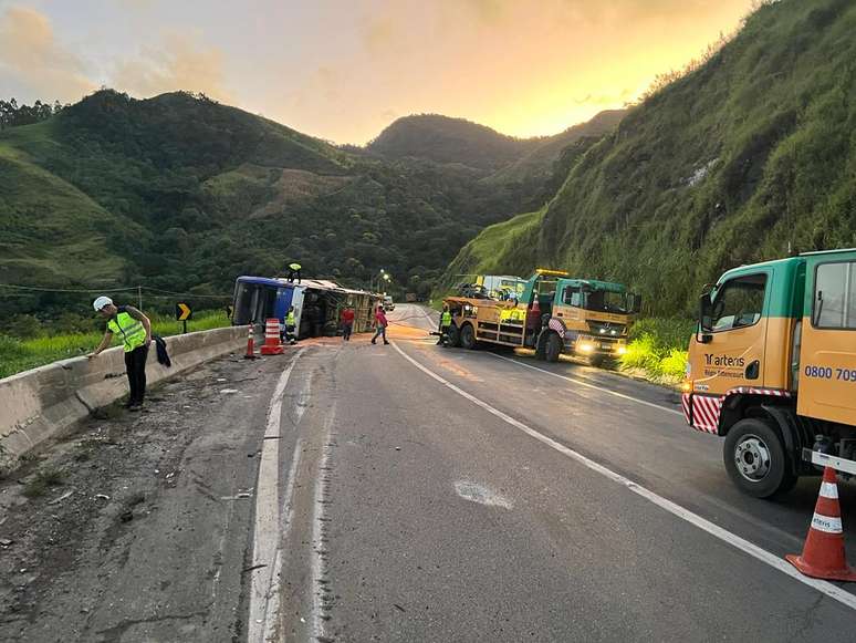 Ônibus tombou após motorista perder o controle em curva em rodovia de SP