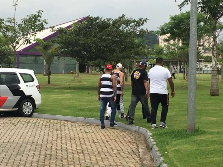 Torcedores do Corinthians no CT (Foto: Marcio Porto)