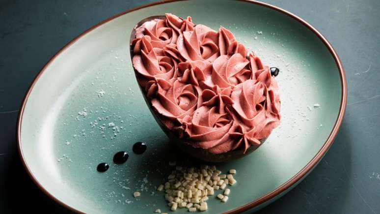 Easter egg sensation: the perfect combination of chocolate and strawberry