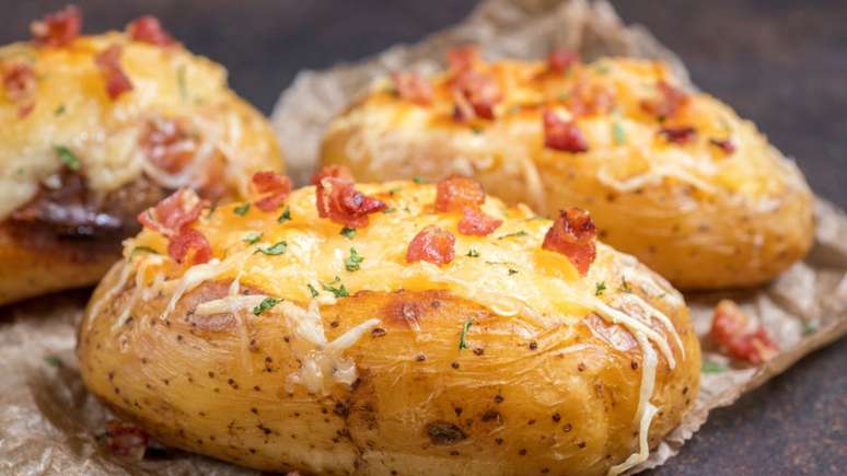 Potatoes stuffed with peppers: easy recipe for the weekend