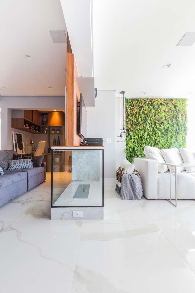In the solutions proposed by the architect Daniela Funari, the space under the panel that supports the two televisions has been filled with an ecological fireplace, providing the heat that only the object can offer to two different rooms in the house: the home theater and the balcony.