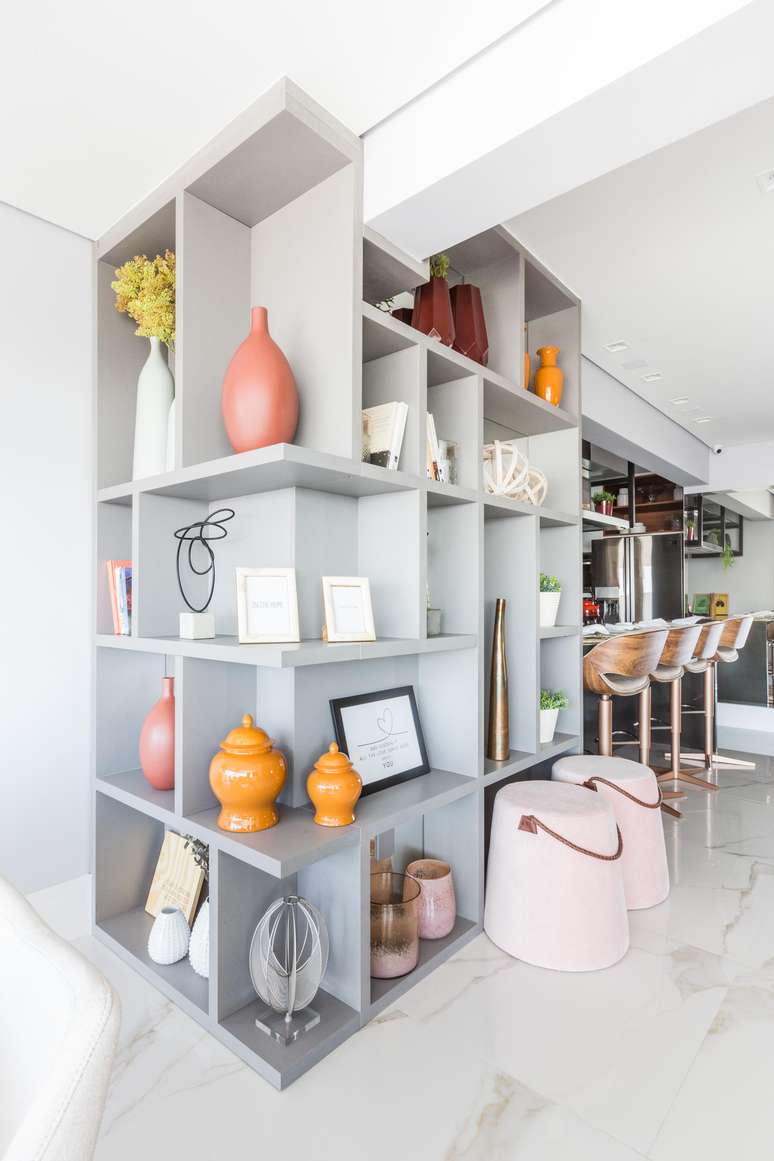 The shelf accompanies the layout of the property's integration, covering two environments and delimiting the space of the gourmet area.  Under the watchful eye of architect Daniela Funari, the furnishings offer residents and visitors different levels of appreciation of the environment.