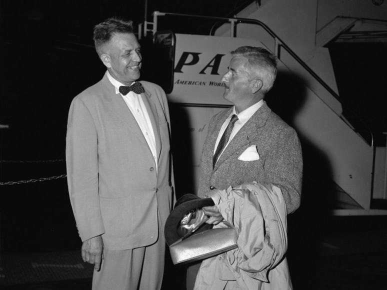 Alfred Kinsey em 1954, preparando-se para embarcar para Lima, no Peru, e o romancista William Faulkner, ganhador do Prêmio Nobel, a caminho de São Paulo