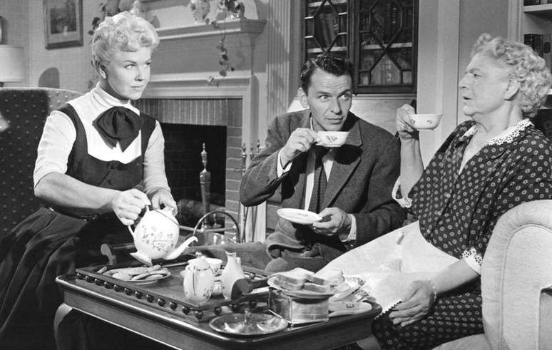 Doris Day, Frank Sinatra e Ethel Barrymore, em uma cena do filme Corações Enamorados, de 1954