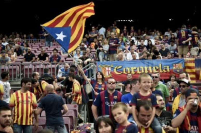 Torcida do Barcelona é engajada com as causas separatistas da Catalunha (Foto: Josep Lago/AFP)