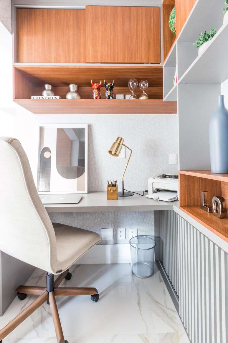 The home office designed by the architect Daniela Funari is compact and complete, highlighting carpentry solutions to provide the necessary space for storing office objects, such as folders and notebooks, through wardrobes, as well as offering niches for knick-knacks, notebook outlets , lamp and printer.