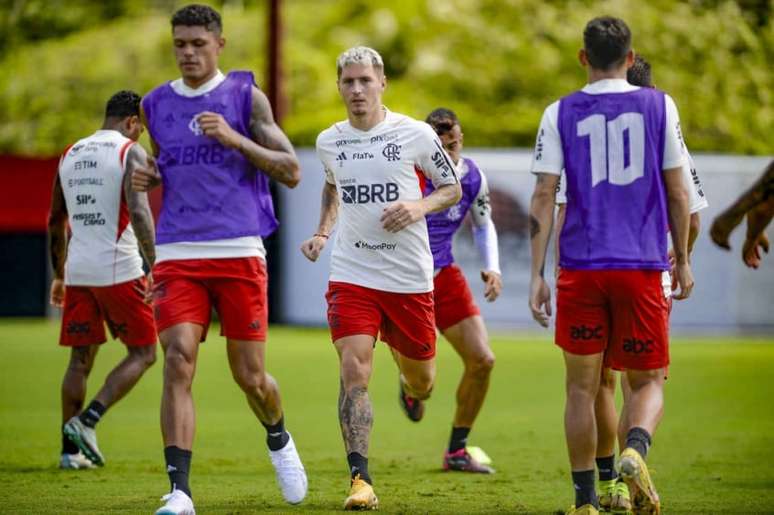 Matheuzinho, Varela e Wesley: saiba até quando vão os contratos