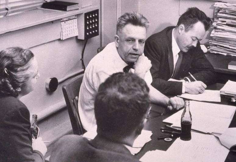 Alfred Kinsey e sua equipe, preparando o texto final do livro 'Comportamento sexual na mulher'