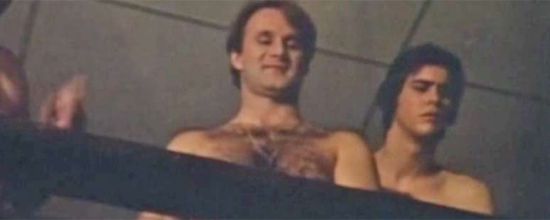 Jim Carrey (direita) em cena de All in Good Taste.