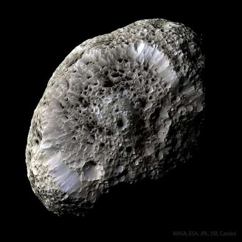 Saturn's moon Hyperion, photographed by the Cassini mission (Image: Reproduction/NASA, ESA, JPL, SSI, Cassini Imaging Team) Saturn's moon Hyperion, photographed by the Cassini mission (Image: Reproduction/NASA, ESA, JPL, SSI, Cassini Imaging Team)