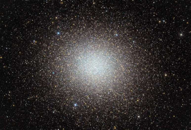 Omega Centauri star cluster, about 15,000 light-years away (Image: Reproduction/Neil Corke, Heaven's Mirror Observatory) Omega Centauri star cluster, about 15,000 light-years away (Image: Reproduction/Neil Corke, Heaven's Mirror Observatory)