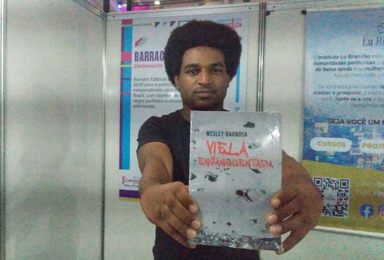 The writer Wesley Batista with his latest book at Expo Favela.  Now he wants to open a publishing house.