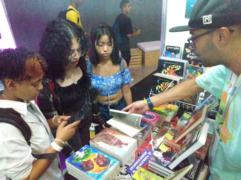 Ficção científica de favela atrai jovens ao estande da Editora Kitembo, pioneira do gênero no Brasil.