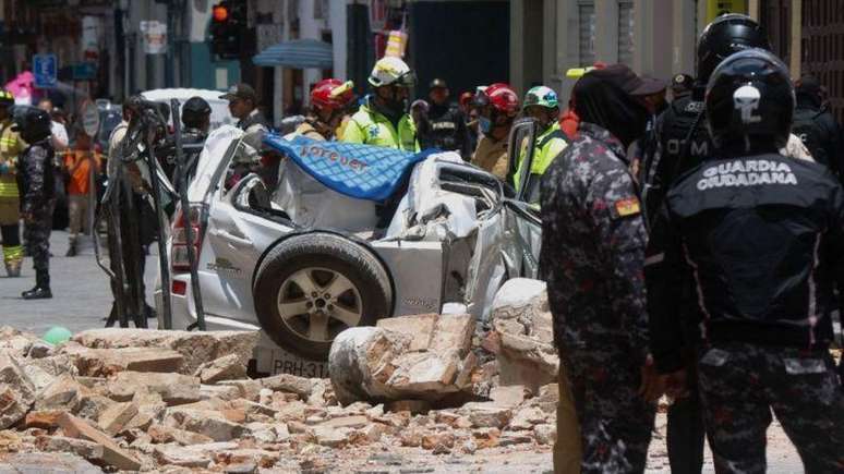 A vehicle was crushed in the city of Cuenca