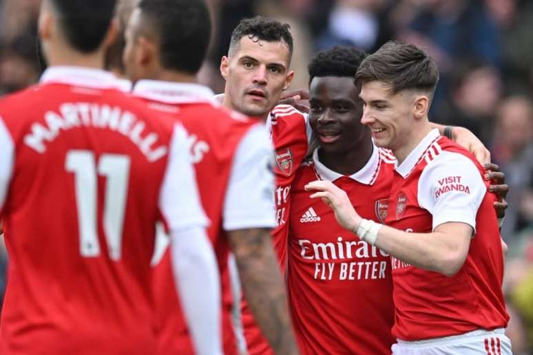 Arsenal abre vantagem, mas deixa Liverpool empatar em partida com três gols  de brasileiros