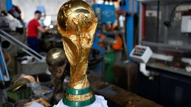 A taça, obra idealizada em 1971 pelo ourives e escultor italiano Silvio Gazzaniga, é toda confeccionada de forma artesanal, exceto pelo registro do nome dos países campeões