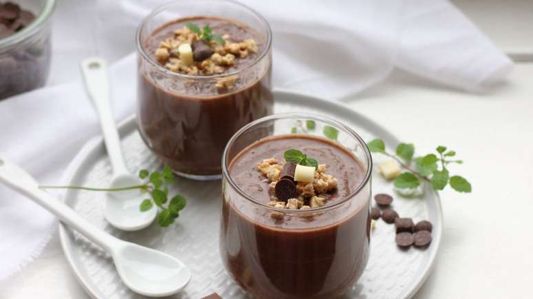 Mousse trufada de chocolate meio amargo com nozes