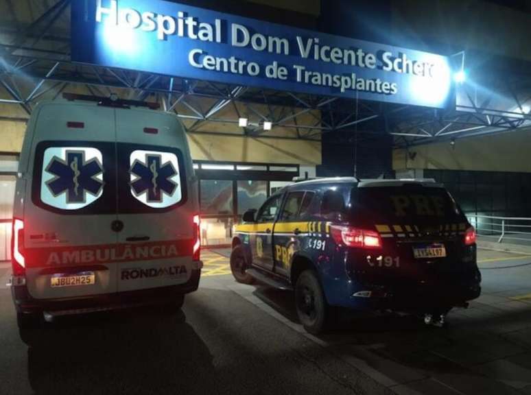 After approaching the road, a patient in critical condition asks the PRF for help to get to Porto Alegre