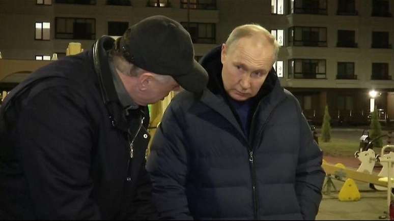 Putin foi filmado olhando mapas nas proximidades de edifícios residenciais