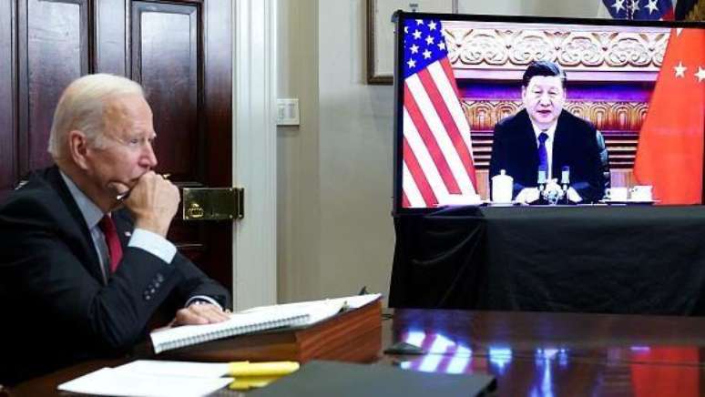 O presidente americano Joe Biden em reunião virtual com o presidente chinês Xi Jinping em dezembro de 2021
