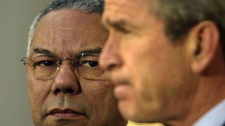 Powell (à esquerda) foi o primeiro negro a assumir o comando da diplomacia americana