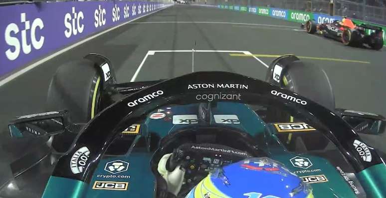 Eis a prova: Alonso colocando o pneu dianteiro esquerdo ligeiramente fora do colchete