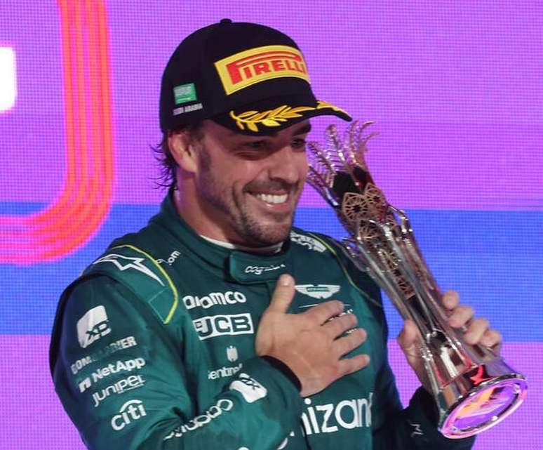 Agora sim! Após a receber o troféu pela terceira posição e receber punição, Alonso pode comemorar