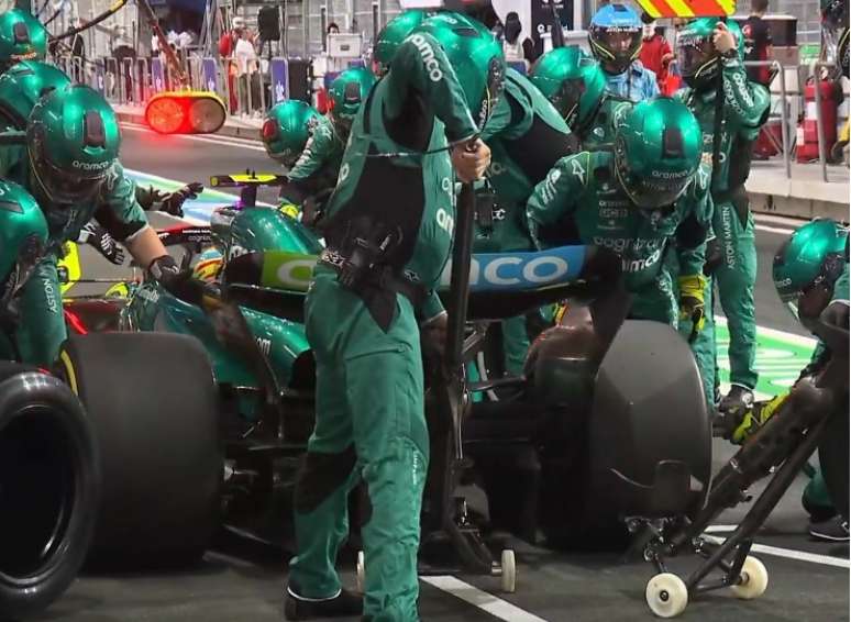 Momento em que o mecanico teria tocado com o macaco no carro de Alonso antes do tempo de punição. 