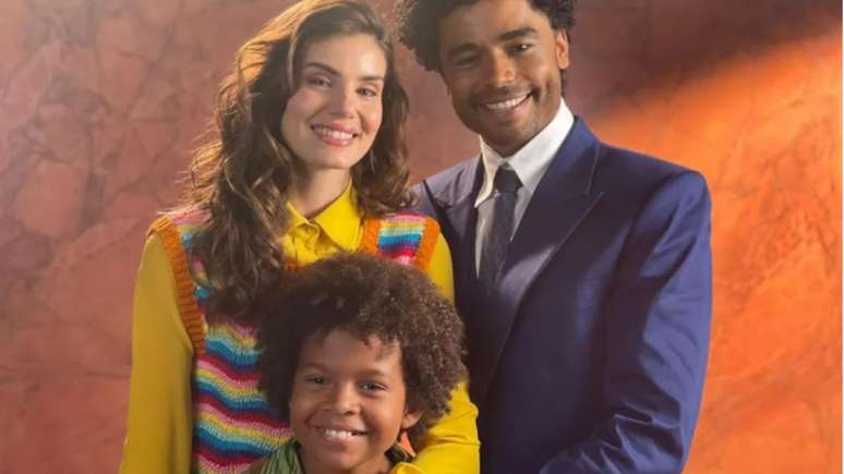 Camila Queiroz, Diogo Almeida e Levi Asaf em 'Amor Perfeito'. Globo/Divulgação