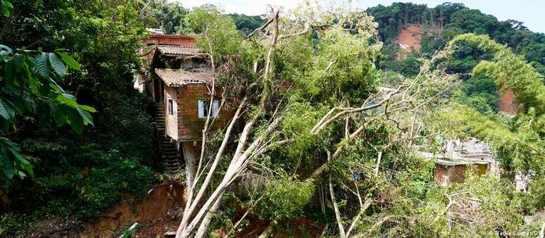 Ruínas de casas em São Sebastião um mês após chuvas recordes e deslizamentos que deixaram 65 mortos