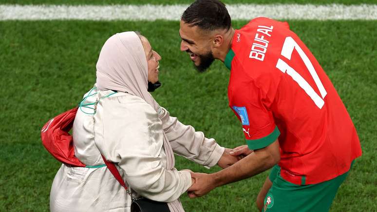 10 de dezembro: Sofiane Boufal, do Marrocos, comemora com a mãe a vitória sobre Portugal nas quartas de final (foto de Alexander Hassenstein)