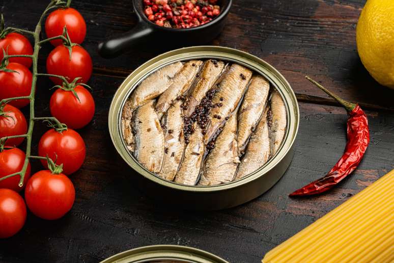 A sardinha enlatada possui nutrientes importantes para a saúde 
