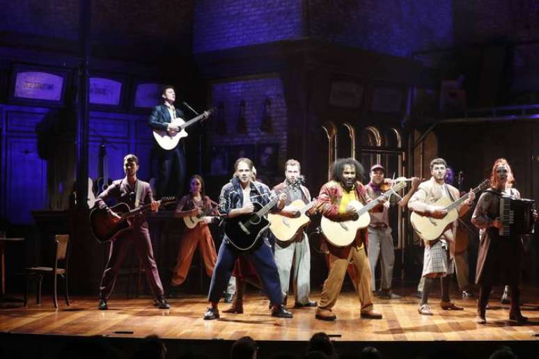 No musical Once, em cartaz em São Paulo, todos os atores tocam algum instrumento